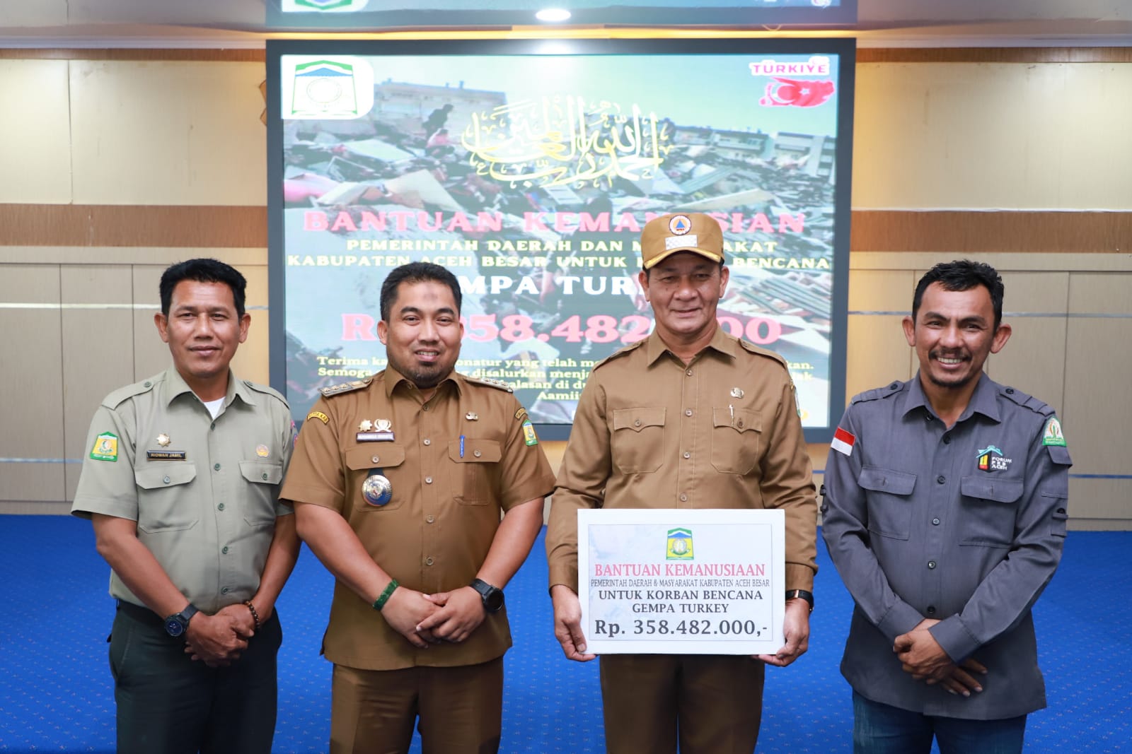 Pj. Bupati Aceh Besar Muhammad Iswanto S.STP., MM, didampingi Kepala Pelaksana BPBD Aceh Besar Ridwan S.Sos.,M.Si , menyerahkan bantuan dari Pemerintah Daerah dan Masyarakat Kabupaten Aceh Besar untuk korban bencana gempa Turki-Suriah, berjumlah Rp. 358.482.000,- yang diserahkan kepada Kepala Pelaksana BPBA Dr. Ilyas, MP, di Kantor BPBA, Banda Aceh, Selasa (21/2/2023).